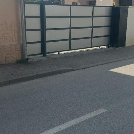 Apartman Espresso Sa Parkingom Sremska Mitrovica Exterior photo